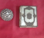 Missal em  Francês capa em bronze em madrepérola faltando  o trinco e paginas soltas, escultura em forma de rosa representando  Jerusalém  assinado com fina placa em prata sobre resina.