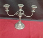Belo candelabro para  três velas braços laterais retorcido  bobeche corpo central e base em relevo, bobeche removível para limpeza 30x15.