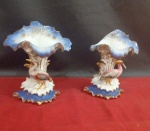 Par de belas  floreiras via parri século  XIX representando raro  Pássaros em belas conchas de azul e dourado sobre base azul e  dourado e branco, parte posterior cobalto quebrado colado e faltando  pedaço da borda .