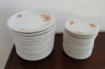 Conjunto de quarenta e oito pratos da marca SCHIMIDT  fundo branco floral rosas laranjas, vinte quatro rasos e vinte e quatro de sobremesa.