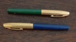Duas canetas tinteiros uma verde e uma azul tampas douradas.