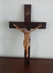 Crucifixo em gesso policromado em madeira nobre 52x30, com pequenos bicados.