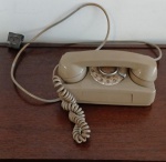 TELEFONE DOS ANOS 60 NA COR CINZA SEM GARANTIA DE FUNCIONAMENTO DA MARCA STAPLITE  .