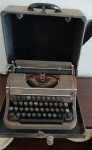 ANTIGA MAQUINA DE ESCREVER VINTAGE NO ESTOJO DA MARCA  UNIVERSAL  MADE IN USA SEM GARNATIA DE FUNCIONAMENTO MARCAS DO TEMPO.