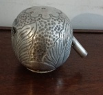 Concha para  água prateada faltando o cabo toda cinzelada a mão om amassados