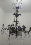 LUSTRE EM BRONZE COM CRISTAL TRANSPARENTE COM COBALTO PRECISA RESTAURAR 1,20X70.