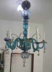 LUSTRE EM MURANO AZUL PRECISANDO DE REFORMA NA PARTE Elétrica COM OITO braços UM SOLTO .
