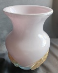 JARRA EM MURANO OPALINADO NA COR ROSA COM FOLHAS TRANSPARENTE E PO DE OURO 29X12.