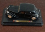 Miniatura de carrinho de coleção na cor preto faltando a redoma de cima CITROEN  15CV TA 1935.