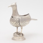 Antiga e Rara Naveta em prata Brasileira, ricamente cinzelada, representado Inhambú, medindo 19 cm d