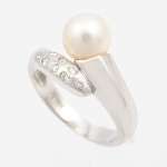 #0424 Anel AMSTERDAM SAUER em Ouro Branco 18K com Pérola e Brilhantes Aro: 13, Peso: 4,8g. Consulte-