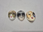Lote de 3 enfeites de máscaras para pendurar em gesso pintado. Medindo a maior 7cm x 5cm.