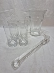 Lote de jarra para água, sucos em vidro, 4 copos longos em cristal e mexedor em metal. Medindo a jarra 12cm x 21cm de altura, copo 7,5cm x 14,5cm de altura.