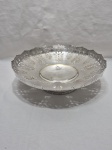 Linda fruteira redonda em prata 90 Wolff vazada e cinzelada. Medindo 28cm x 9cm de altura.