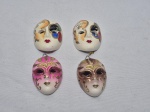 Lote de 4 mascaras decorativas em gesso pintado para pendurar. Medindo 7,5cm x 5cm.