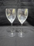 Par de taças de vinho em demicristal incolor. Medindo 7,5cm x 23cm de altura.
