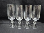 Jogo de 4 taças longas em cristal com pé bola. Medindo 4,5cm x 17cm de altura.