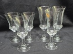 Jogo de 6 taças em cristal incolor, sendo 3 de cada tamanho. Medindo 7,5cm x 16,5cm de altura; 6,5cm x 18,5cm de altura.