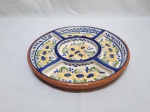 Linda petisqueira redonda com 5 divisões em cerâmica portuguesa pintada. Medindo 24cm de diâmetro.