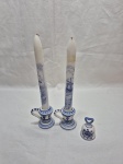 Par de palmatórias e sineta de mesa em porcelana azul e branco. Medindo o castiçal 7cm de altura.