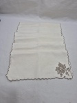 Jogo de 6 guardanapos em linho com bordados Ilha da Madeira. Medindo 28cm x 28cm. Peças com marcas de guardado.