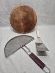 Lote de tábua de queijos em madeira, espátula em inox e grelha em metal. Medindo a tabua 29cm de diâmetro.