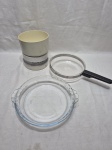 Lote de travessa redonda em vidro moldado, balança em plástico duro e frigideira em vidro com alça. Medindo a travessa 23cm x 4cm de altura.