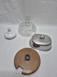 Lote de 4 tampas sendo em demicristal, madeira, porcelana e metal prateado.  Medindo a maior 13cm de diâmetro.