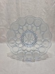 Lindo prato decorativo em vidro moldado azul. Medindo 27cm de diâmetro.