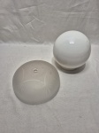 Lote de cúpula em vidro fosco e cúpula bola em vidro opalinado. Medindo a maior 18cm x 7cm de altura.
