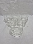 Jogo de 6 copos de whisky em cristal lapidado. Medindo 8cm x 9cm de altura. Com leves bicados.