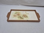 Linda bandeja retangular em madeira com azulejos ao fundo. Medindo 37cm x 17cm.