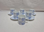 Jogo de 6 xícaras de café com 5 pires em porcelana Renner Medaillon com estampa floral. Medindo 5cm x 5,5cm de altura.