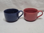 Par de canecas de sopa em porcelana colorida com relevos. Medindo 12cm x 8cm de altura.