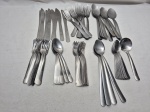 Parte de faqueiro com 81 peças em aço inox Tramontina, composto de 8 facas de mesa, 10 garfos de mesa, 10 colheres de sopa, 12 garfos de sobremesa, 11 colheres de sobremesa, 12 garfos de bolo, 5 colheres bailarinas, 12 colheres de chá e colher de servir.