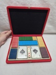 Kit para poker composto de 240 fichas em plástico, par de baralhos, 5 dados e estojo em madeira. Sendo 28 de 500, 54 de 20, 51 de 10, 26 de 1000, 41 de 100, 41 de 50. Medindo  maior 4cm x 2,5cm.