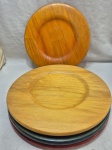 Jogo de 4 sousplats redondos em madeira colorida. Medindo 34cm de diâmetro.