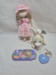 Lote de brinquedos, composto de boneca, coelho de pelúcia, etc. Medindo a boneca 26cm de comprimento.