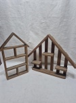 Lote de 2 vitrines para pendurar na forma de casa em madeira. Medindo a maior 38cm x 30cm de altura x 4,5cm de profundidade.