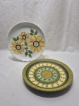 Lote de 2 pratos decorativos em porcelana e cerâmica. Medindo o maior 25cm de diâmetro.