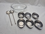 Lote de travessa redonda funda em vidro temperado, 6 cumbucas e par de talher de salada em aço inox. Medindo 23cm x 7cm de altura.