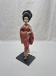 Antiga boneca japonesa em madeira com kimono, estilo gueixa, rica em detalhes. Medindo 27cm de altura.