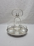 Suporte de copo em prata 90 EPNS com acabamento vazado, com 4 copos em cristal. Medindo o suporte 19cm x 14cm x 20cm de altura.