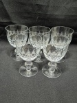 Jogo de 5 taças de vinho em cristal lapidado. Medindo 8cm x 12cm de altura.