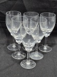 Jogo de 6 taças de vinho branco em cristal Hering, assinado. Medindo 6cm x 15cm de altura. Peças manchadas.