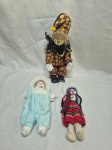Lote de 3 bonecos antigos para decoração, sendo 2 com membros em porcelana. Medindo o maior 23cm de comprimento. O palhaço está com uma perda no pé.