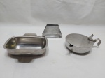 Lote de porta guardanapo, molheira e açucareiro em aço inox. Medindo a molheira 15cm x 13,5cm x 3,5cm de altura.