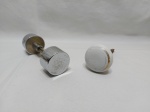 Lote de 2 maçanetas, sendo uma em aço e porcelana. Medindo a maçaneta de metal 14cm de comprimento. Sendo a maçaneta de porcelana, somente um lado.