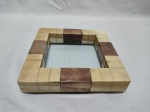 Cinzeiro quadrado em madeira com lâminas de osso e acabamento em cobre. Medindo 15,5cm x 15,5cm x 3cm de altura.