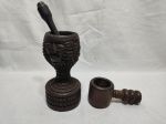 Lote de pilão e quebra nozes em madeira. Medindo o pilão 7,5cm x 17,5cm de altura.